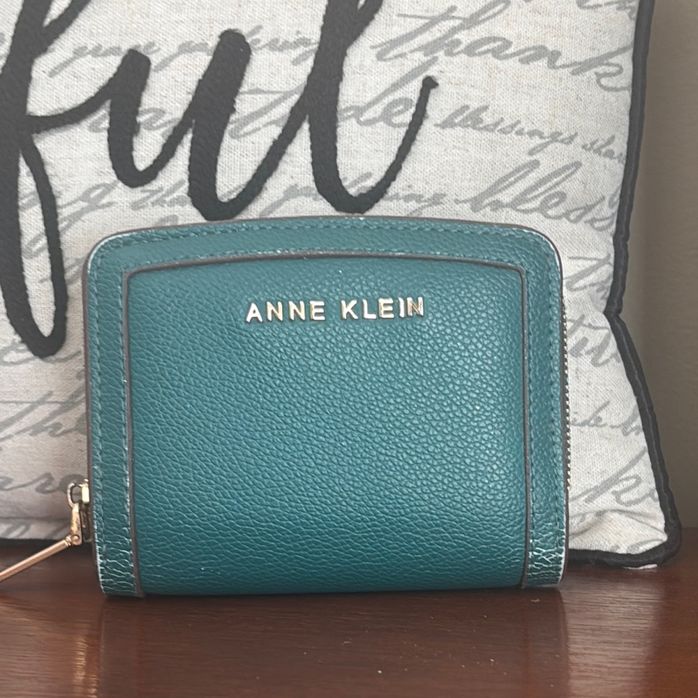 LIKE NEW Anne Klein Green Wallet Pebbled Leather Gold Accents